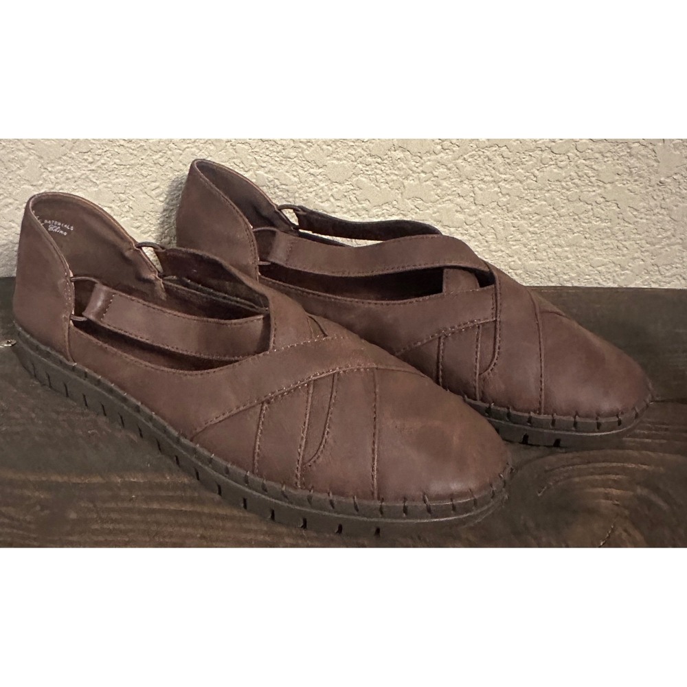 Easy Street Comfort Wave Womens Brown Cross Strap Slip On Flats Shoes Size 11M